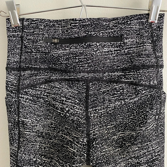 Lululemon Pace Perfect Crop (17") mid Rise Air Time  White Black Size 4 - Picture 10 of 16